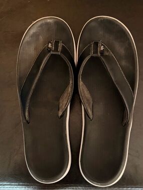 Women’s Black Flip-Flop Sandals - Cushioned Casual Thong Sandals.